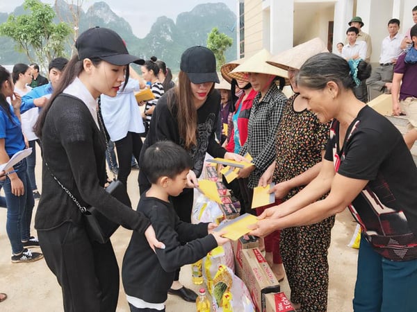   Hà Hồ cùng con trai về quê Quảng Bình trao quà hỗ trợ bà con sau thiệt hại nặng nề do mưa lũ  