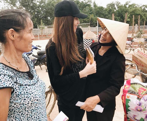   Bà con ở Quảng Bình ôm trầm lấy Hồ Ngọc Hà khi cô về quê làm từ thiện  
