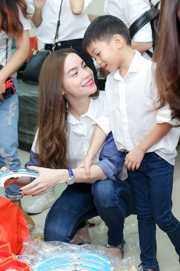   Hồ Ngọc Hà trong một chuyến từ thiện cùng cậu con trai Subeo  