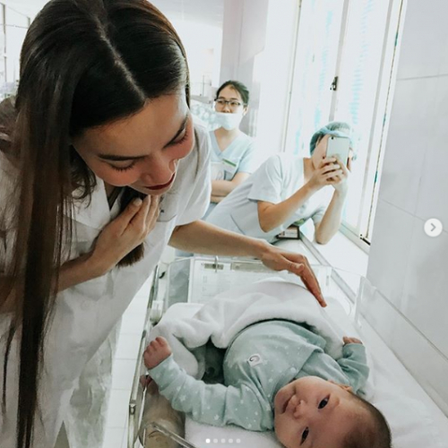   Hình ảnh rất khác của Hồ Ngọc Hà trong chiếc áo áo blouse khi đến thăm các em nhỏ tại một bệnh viện  