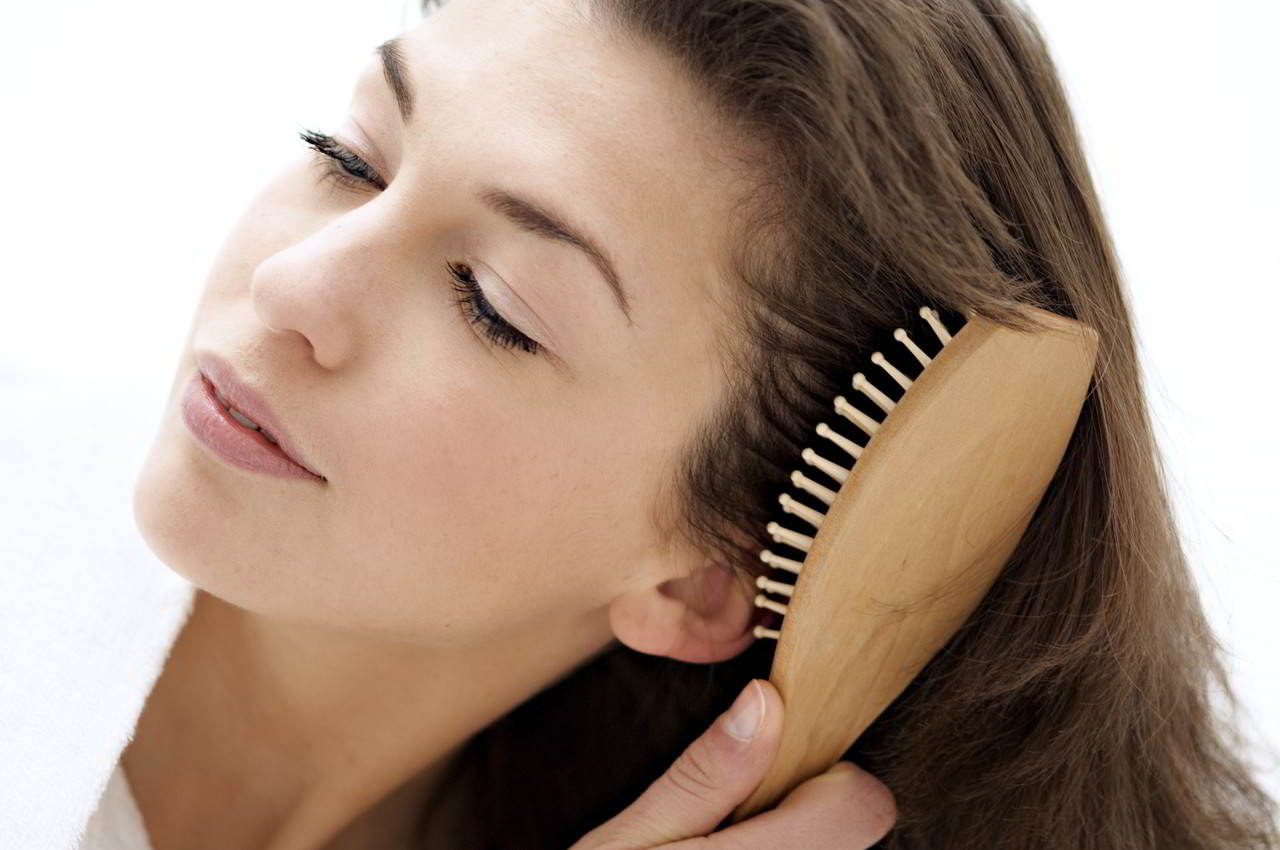   Nên chải tóc trước khi gội để ngăn ngừa rụng tóc hiệu quả  