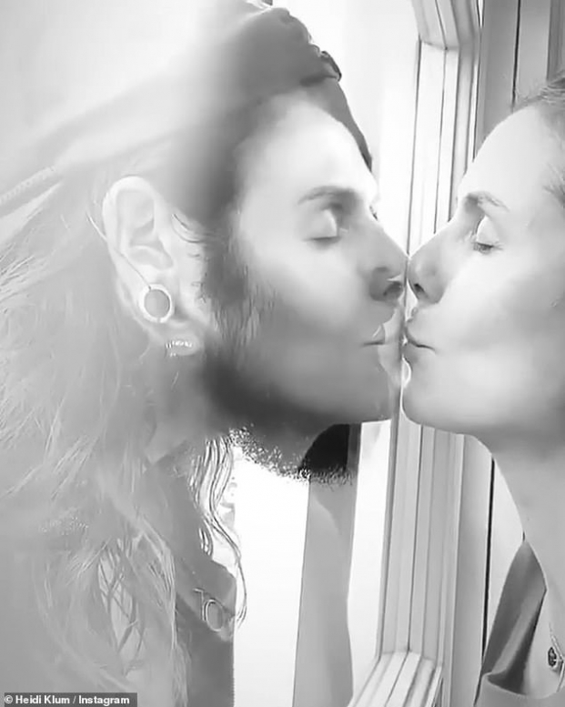 Nụ hôn 2,5 triệu view qua cửa kính phòng cách ly của vợ chồng siêu mẫu Heidi Klum 1