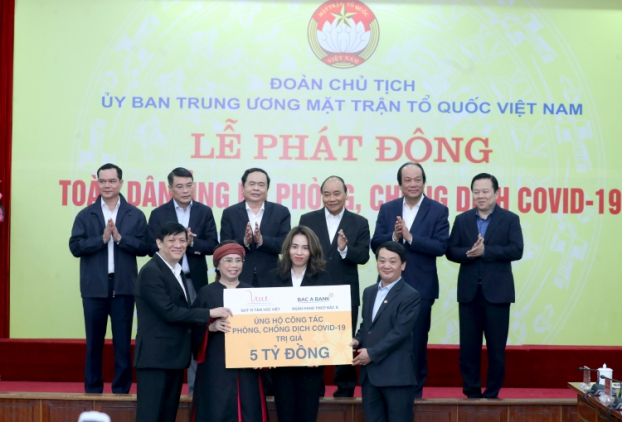   Bà Thái Hương, Phó Chủ tịch HĐQT, Tổng Giám đốc Ngân hàng TMCP Bắc Á và bà Trần Như Trang – Giám đốc Quỹ vì Tầm Vóc Việt đã trực tiếp trao tặng 5 tỷ đồng tới đại diện Mặt trận Tổ quốc Việt Nam và Bộ Y tế.  