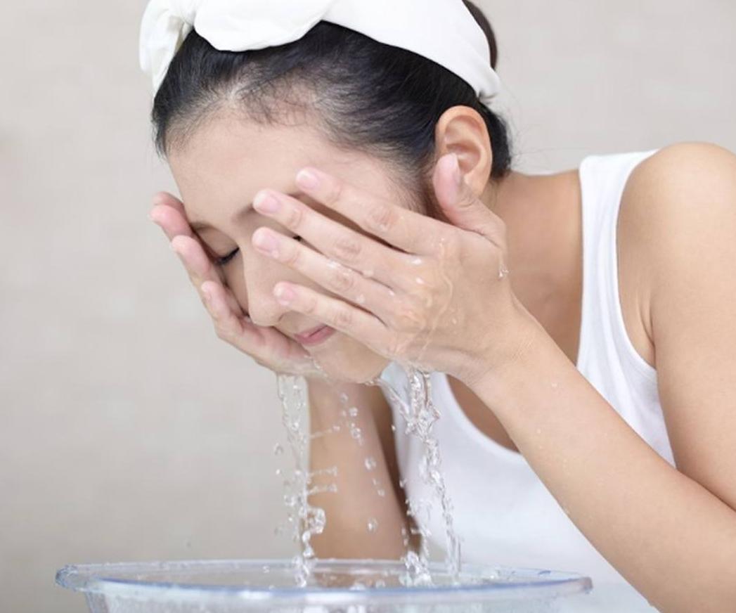   Rửa mặt bằng nước lạnh có thể giúp bạn tỉnh táo hơn  