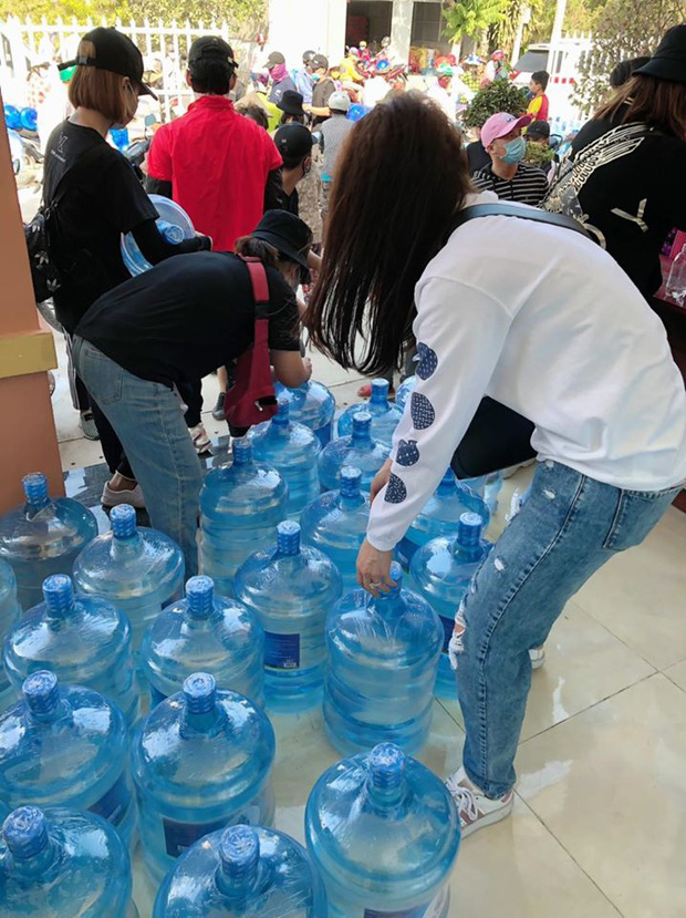 Hari Won trao tặng hơn 1.000 bình nước ngọt giúp bà con miền Tây chống hạn mặn 4