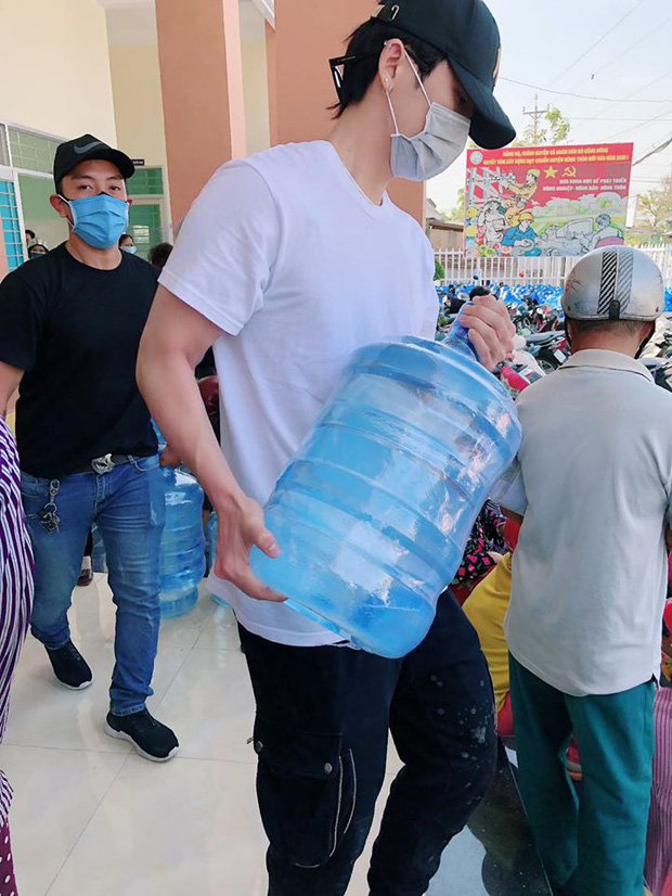 Hari Won trao tặng hơn 1.000 bình nước ngọt giúp bà con miền Tây chống hạn mặn 3