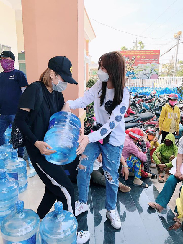Hari Won trao tặng hơn 1.000 bình nước ngọt giúp bà con miền Tây chống hạn mặn 2