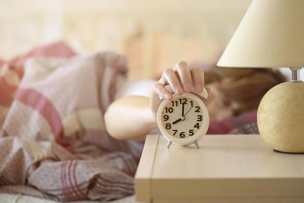   Tắt đồng hồ báo thức ngủ nướng không chỉ khiến bạn bị muộn giờ học, giờ làm mà còn khiến cơ thể uể oải, mệt mỏi  