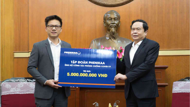   Ông Phạm Anh Tuấn, Phó Tổng giám đốc Tập đoàn Phenikaa trao tặng 5 tỷ đồng cho UB MTTQ Việt Nam chiều 19/3/2020.  