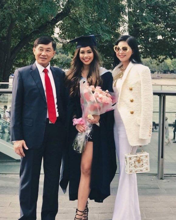   Tiên Nguyễn chụp ảnh cùng bố mẹ trong ngày tốt nghiệp đại học ở Anh  