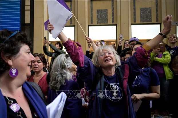   Đông đảo phụ nữ tham gia cuộc đình công lớn trên toàn Thụy Sĩ, biểu thị sự ủng hộ đối với việc bảo vệ quyền của phụ nữ ở Lausanne, ngày 14/6/2019. Ảnh: AFP/TTXVN  