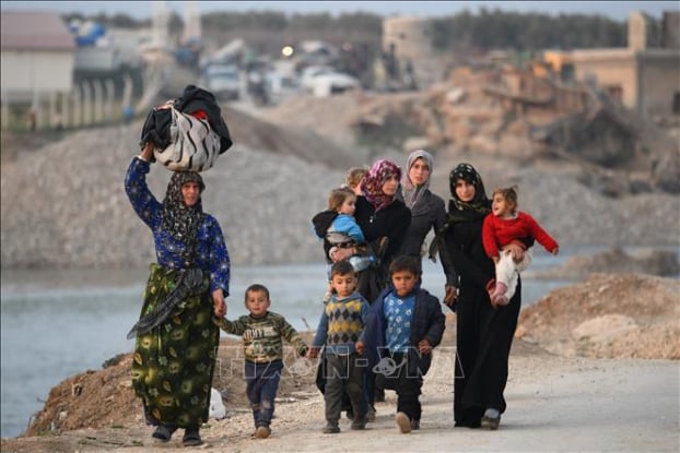   Phụ nữ và trẻ em Syria sơ tán khỏi khu vực chiến sự ở tỉnh Idlib, tới một trại tị nạn ở thị trấn Afrin, giáp giới Thổ Nhĩ Kỳ ngày 19/2/2020. Ảnh: AFP/TTXVN  