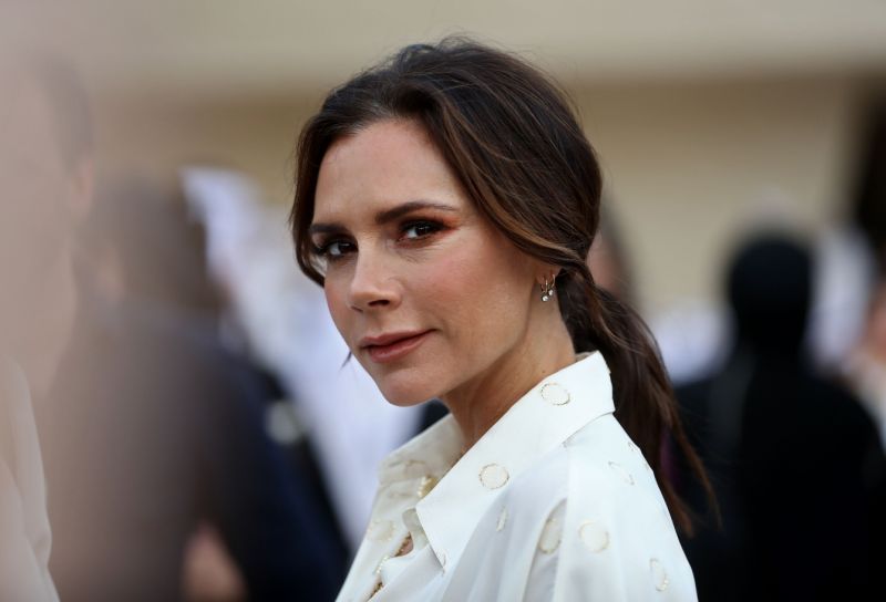   Victoria Beckham cũng đăng dòng trạng thái Instagram trấn an người hâm mộ  