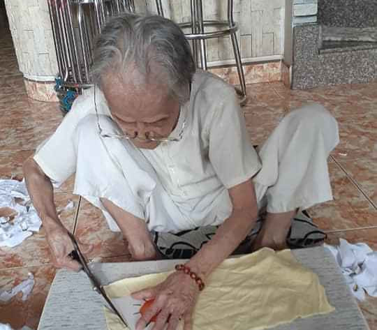   Hình ảnh cụ bà 95 tuổi ngồi may khẩu trang khiến nhiều người không kìm được xúc động  