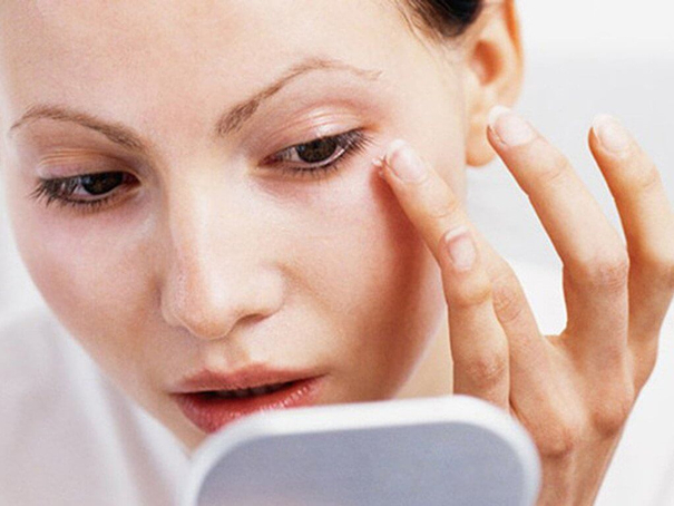   Bạn đừng quên chăm sóc da vùng quanh mắt để giảm dấu hiệu tuổi tác nhé  
