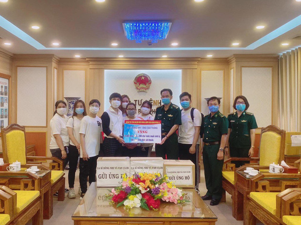 Đông Nhi - Ông Cao Thắng cùng FC tặng 35.000 khẩu trang và vật dụng y tế chống COVID-19 2