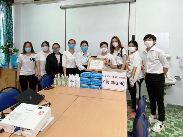 Đông Nhi - Ông Cao Thắng cùng FC tặng 35.000 khẩu trang và vật dụng y tế chống COVID-19 1
