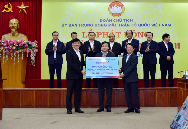   Chủ tịch HĐQT VietinBank Lê Đức Thọ trao ủng hộ 10 tỷ đồng phòng chống dịch covid-19  