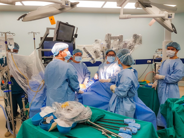   Vinmec hiện đang vận hành Trung tâm phẫu thuật Robot tư nhân đầu tiên tại Việt Nam; làm chủ kỹ thuật phẫu thuật robot điều trị các bệnh lý ung thư, tiêu hóa, tiết niệu... với tỉ lệ thành công lên đến 95%  