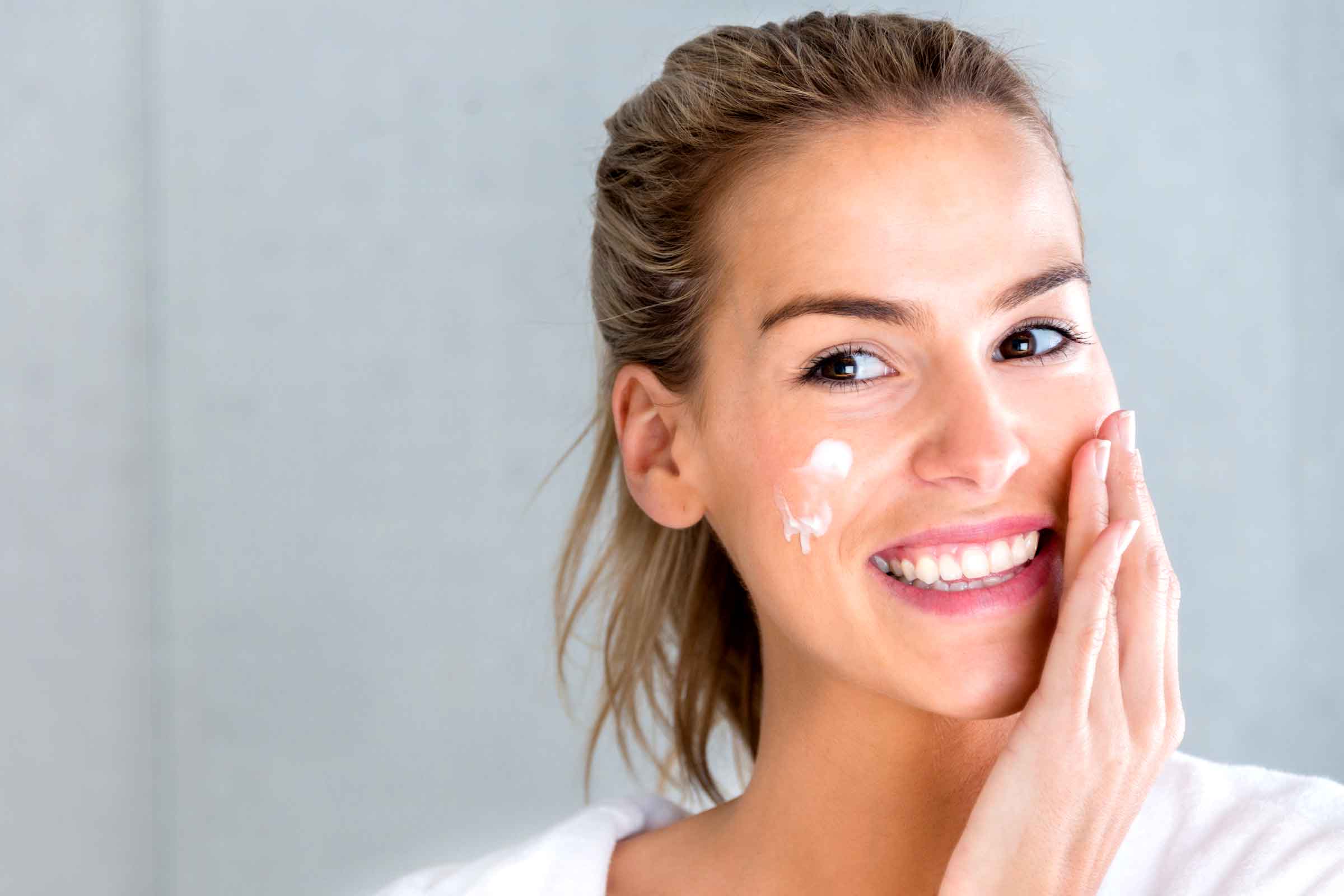   Cần dưỡng ẩm da thường xuyên để giúp da mịn màng  