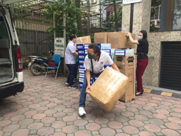   Những bộ đồ bảo hộ y tế và khẩu trang y tế được vận chuyển đến tặng nhân viên y tế của Trung tâm Cấp cứu 115 Hà Nội  