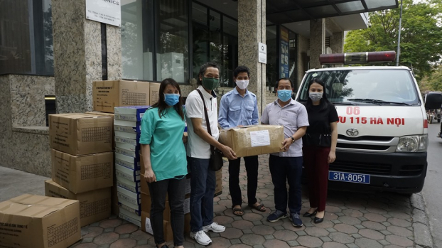   CLB V- Stars Việt Nam do NSND Hoàng Dũng làm Chủ tịch tặng trang thiết bị y tế cho Trung tâm Cấp cứu 115 Hà Nội  