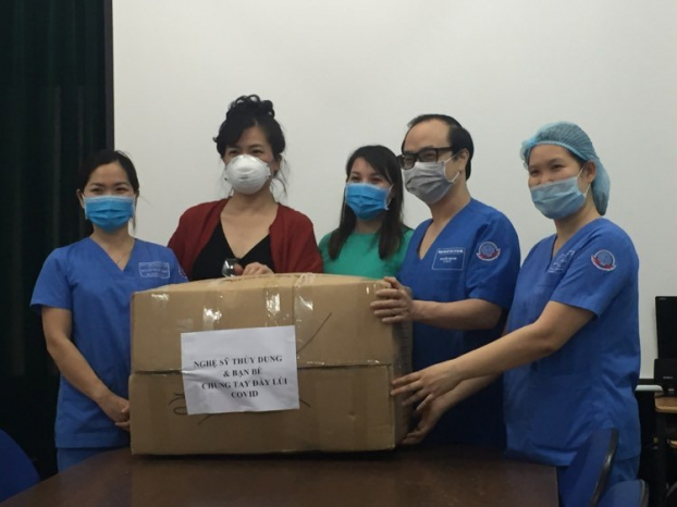   Ca Thùy Dung cùng bạn bè trao tặng quần áo bảo hộ y tế và khẩu trang cho Trung tâm Cấp cứu 115 Hà Nội  