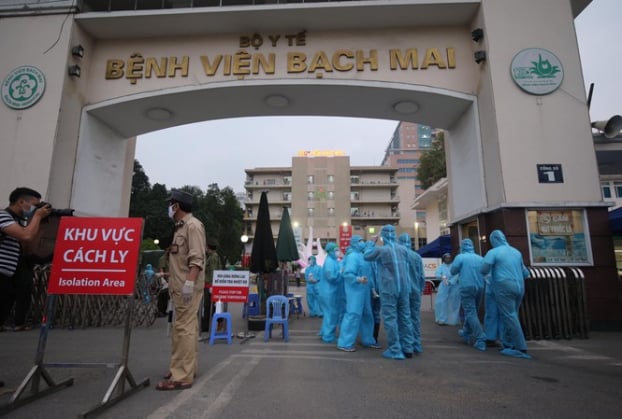   Bệnh viện Bạch Mai hoạt động trong trạng thái cách ly.  