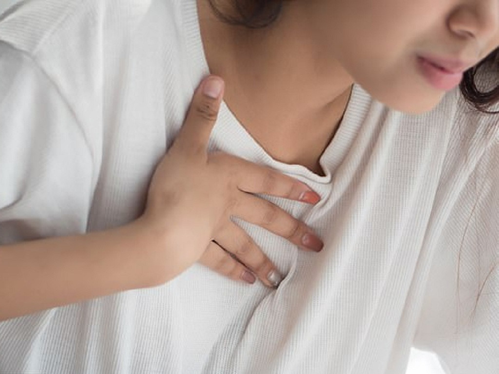   Triệu chứng ung thư phổi có thể là đau ngực  