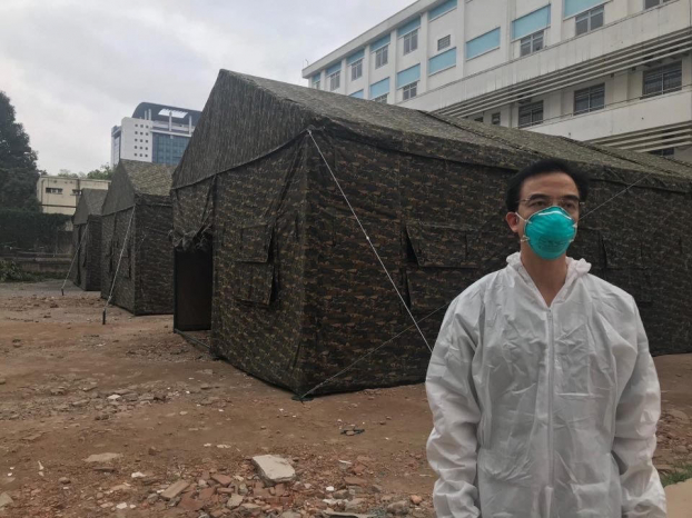   GS Nguyễn Quang Tuấn, Giám đốc Bệnh viện Bạch Mai tại khu vực bệnh viện dã chiến trong khuôn viên bệnh viện  