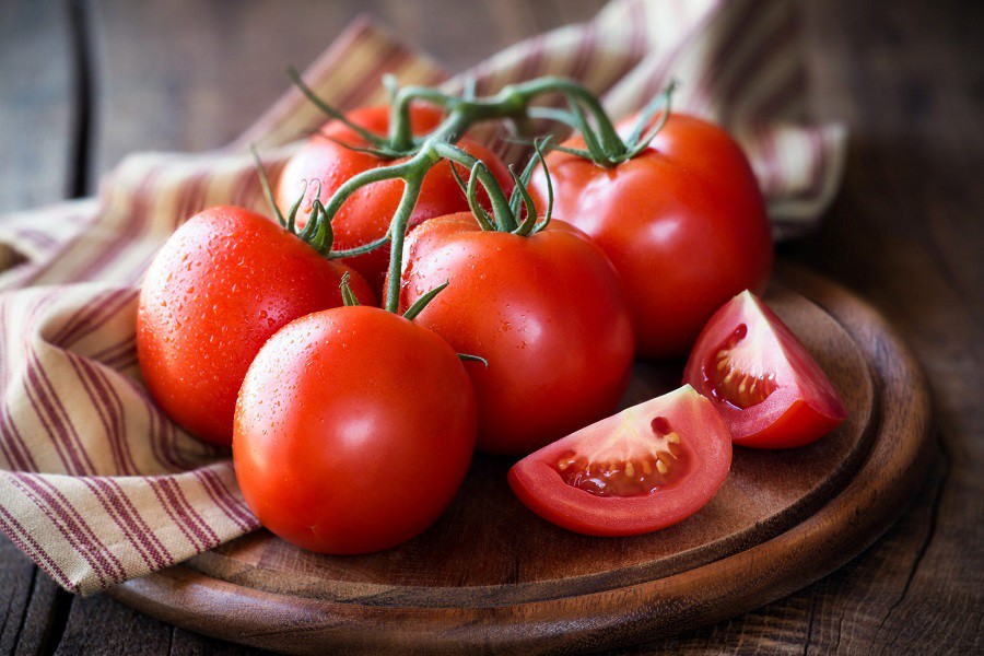   Cà chua giàu vitamin C giúp giảm dầu thừa, giảm nguy cơ bị mụn  