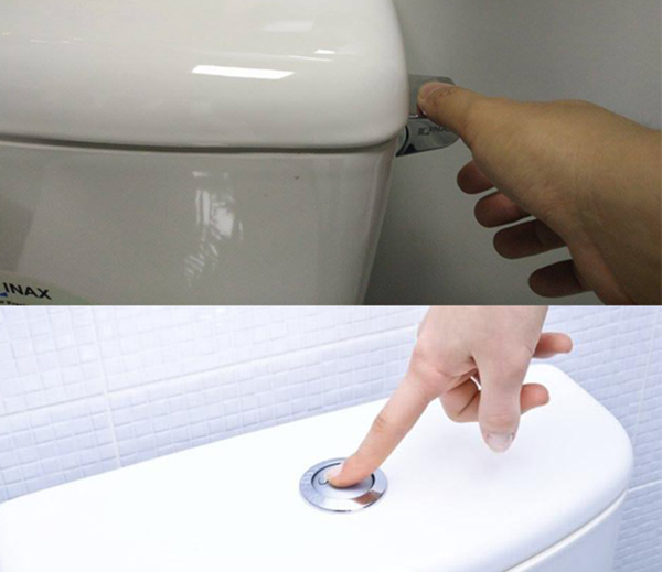   Không nên dùng tay ấn hoặc gạt nước trực tiếp sau khi đi vệ sinh nhé  