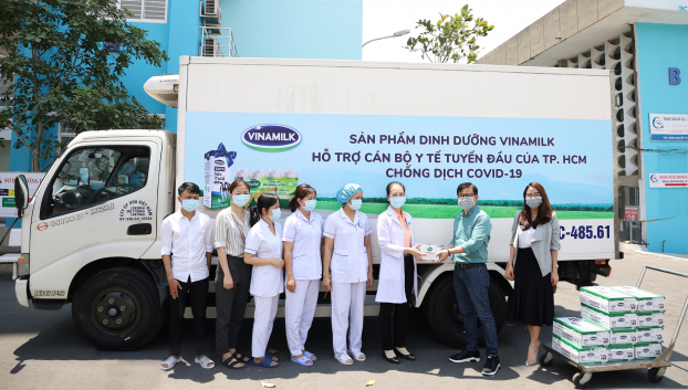   Trước đó, Vinamilk cũng trao tặng các sản phẩm dinh dưỡng cho cán bộ y tế tuyến đầu tại các bệnh viện, khu cách ly, bệnh viện dã chiến tại Tp.HCM  