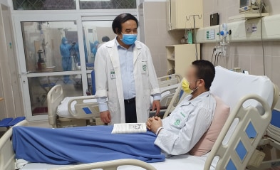   PGS.TS Nguyễn Văn Chi - Trưởng Khoa Cấp cứu A9 thăm khám cho bệnh nhân sau khi được can thiệp điều trị thành công  