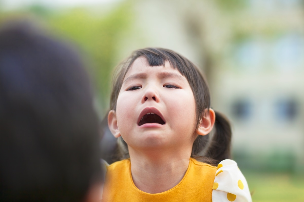   Khi trẻ ăn vạ, khóc lóc, cha mẹ có thể hướng con sang những bài hát  
