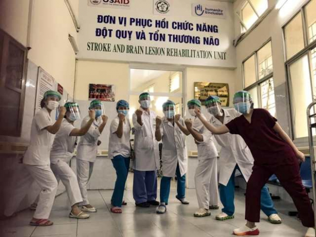   Những hình ảnh bày tỏ quyết tâm của nhân viên y tế Bạch Mai thả tim, mô phỏng động tác rửa tay… có sức truyền cảm hứng tới người dân cả nước.  