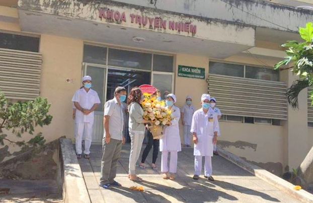   Đại diện các bệnh nhân khỏi bệnh tại Bình Thuận tặng hoa cảm ơn các bác sĩ.  