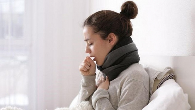 Thông báo ngay cho cán bộ y tế địa phương khi có một trong các triệu chứng nghi ngờ mắc bệnh: ho, sốt, khó thở. Ảnh minh họa