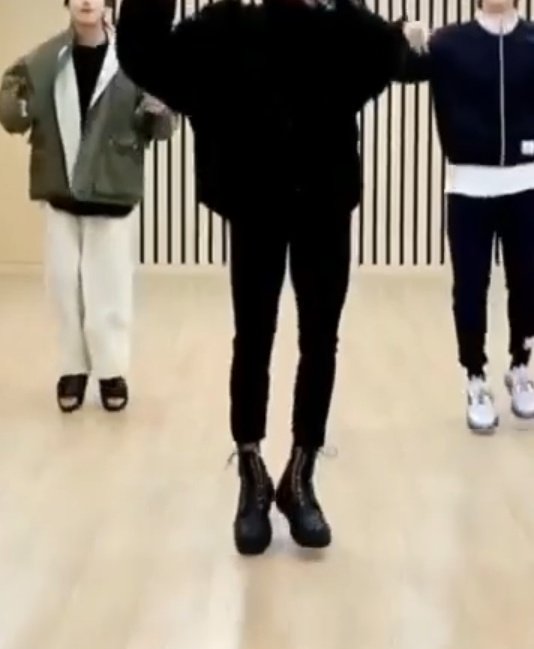 Jungkook (BTS) khiến hội chị em phát cuồng vì đôi chân dài cực phẩm 12