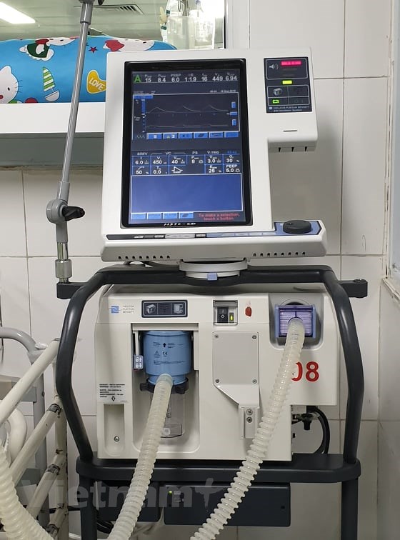   Một chiếc máy thở đang sử dụng điều trị cho bệnh nhân.  