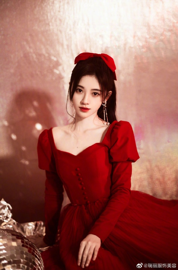 Sao Cbiz mặc đồ nhung đỏ: Cúc Tịnh Y xinh như Bạch Tuyết, Thái Từ Khôn đẹp phi giới tính 1