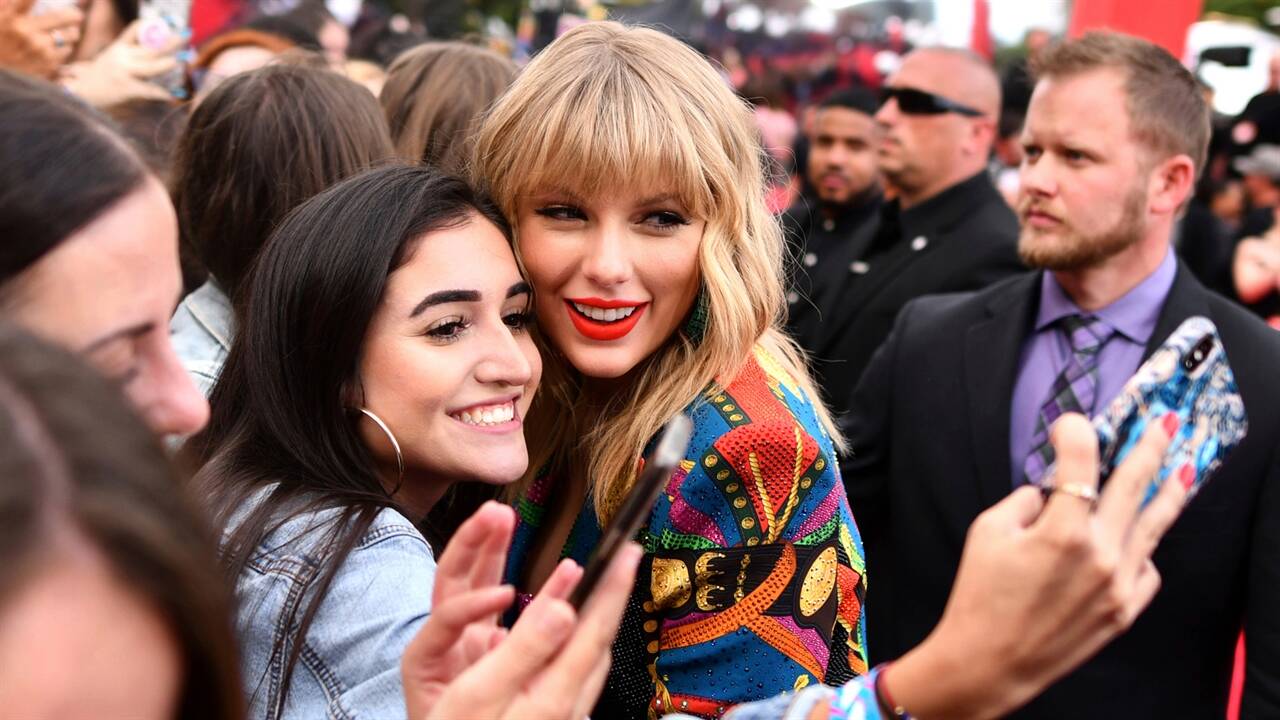  Taylor Swift chụp ảnh cùng fans  