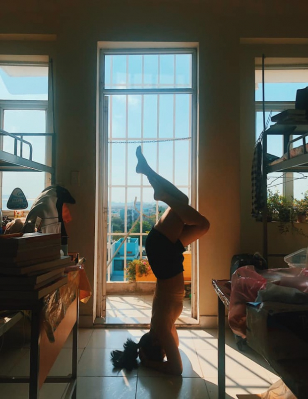   Chị Trang tập yoga tại khu cách ly. Cuộc sống trong khu cách ly trở nên “bình thường” hơn nếu bạn duy trì những hoạt động yêu thích hằng ngày mà không ảnh hưởng đến yêu cầu cách ly.  