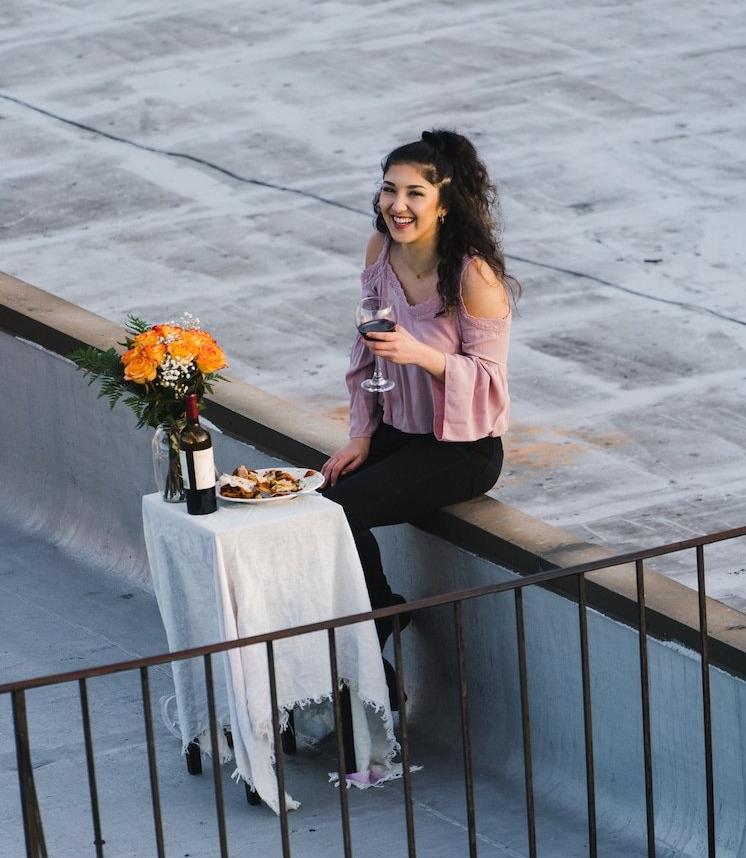   Tori ăn tối với Cohen trên sân thượng  