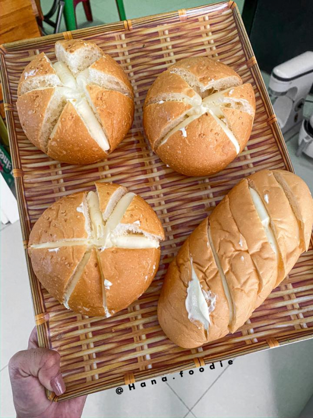   Cắt bánh mì thành 6 phần bằng nhau, không làm đứt rời  