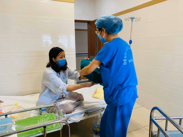   Mẹ và bé được nhân viên y tế Bệnh viện Bạch Mai chăm sóc tận tình  
