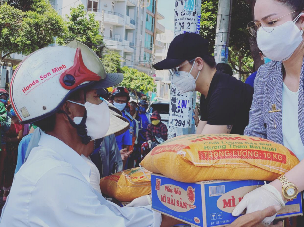 Nhật Kim Anh tặng 3 tấn gạo cho các gia đình khó khăn, người bán vé số giữa dịch COVID-19 1