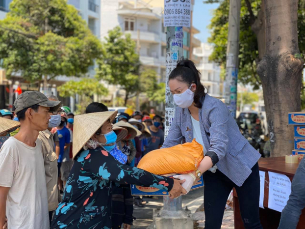 Nhật Kim Anh tặng 3 tấn gạo cho các gia đình khó khăn, người bán vé số giữa dịch COVID-19 7