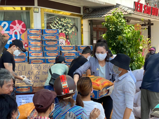 Nhật Kim Anh tặng 3 tấn gạo cho các gia đình khó khăn, người bán vé số giữa dịch COVID-19 0