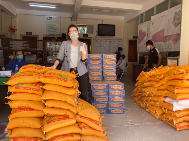 Nhật Kim Anh tặng 3 tấn gạo cho các gia đình khó khăn, người bán vé số giữa dịch COVID-19 8